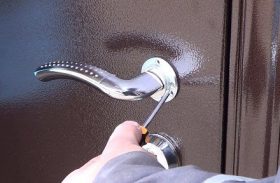 Замена дверной ручки металлической двери в Прокопьевске